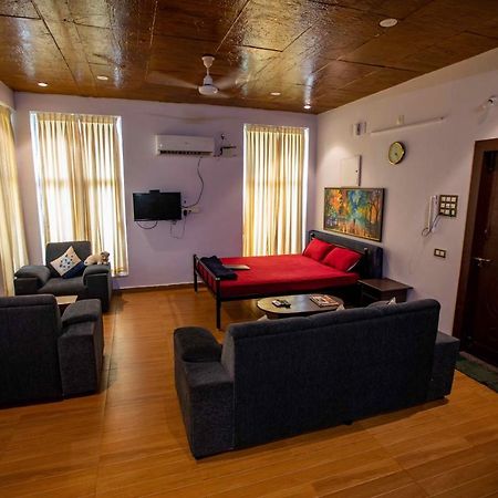 Waves Beach House Puduccseri Kültér fotó