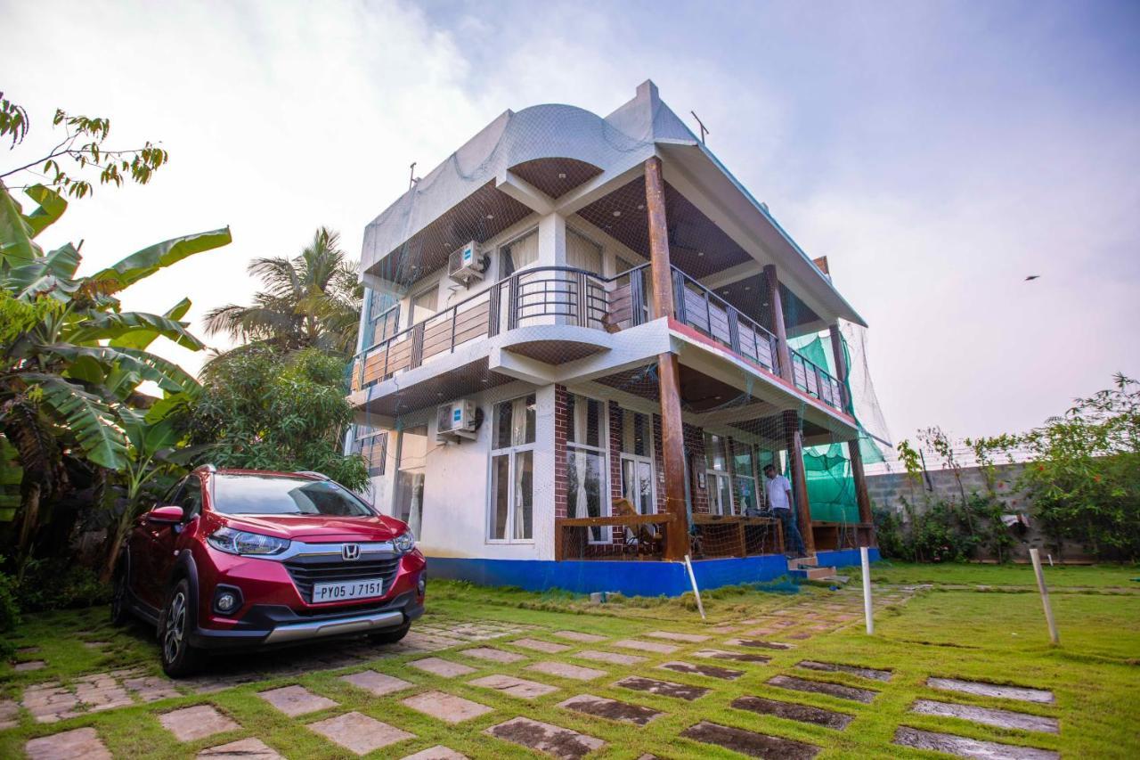 Waves Beach House Puduccseri Kültér fotó