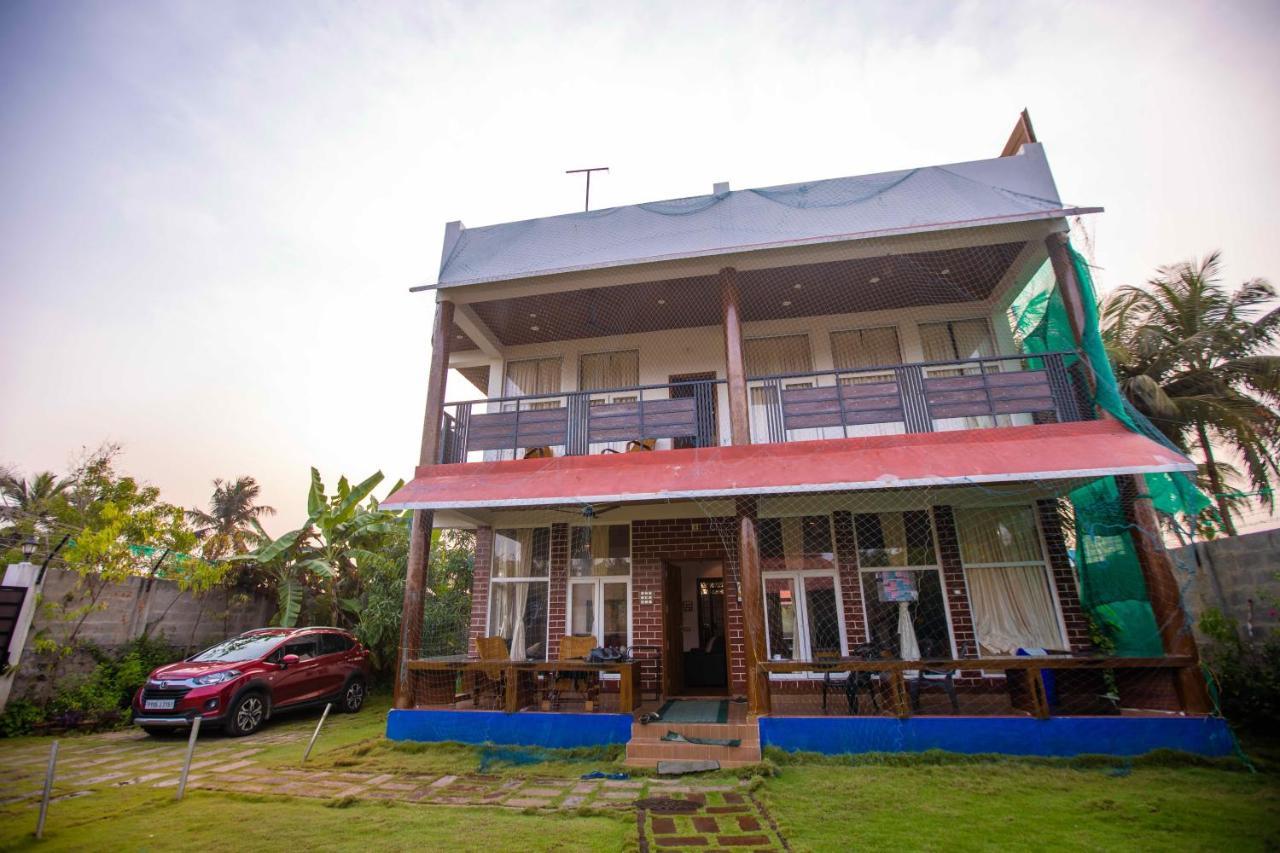Waves Beach House Puduccseri Kültér fotó