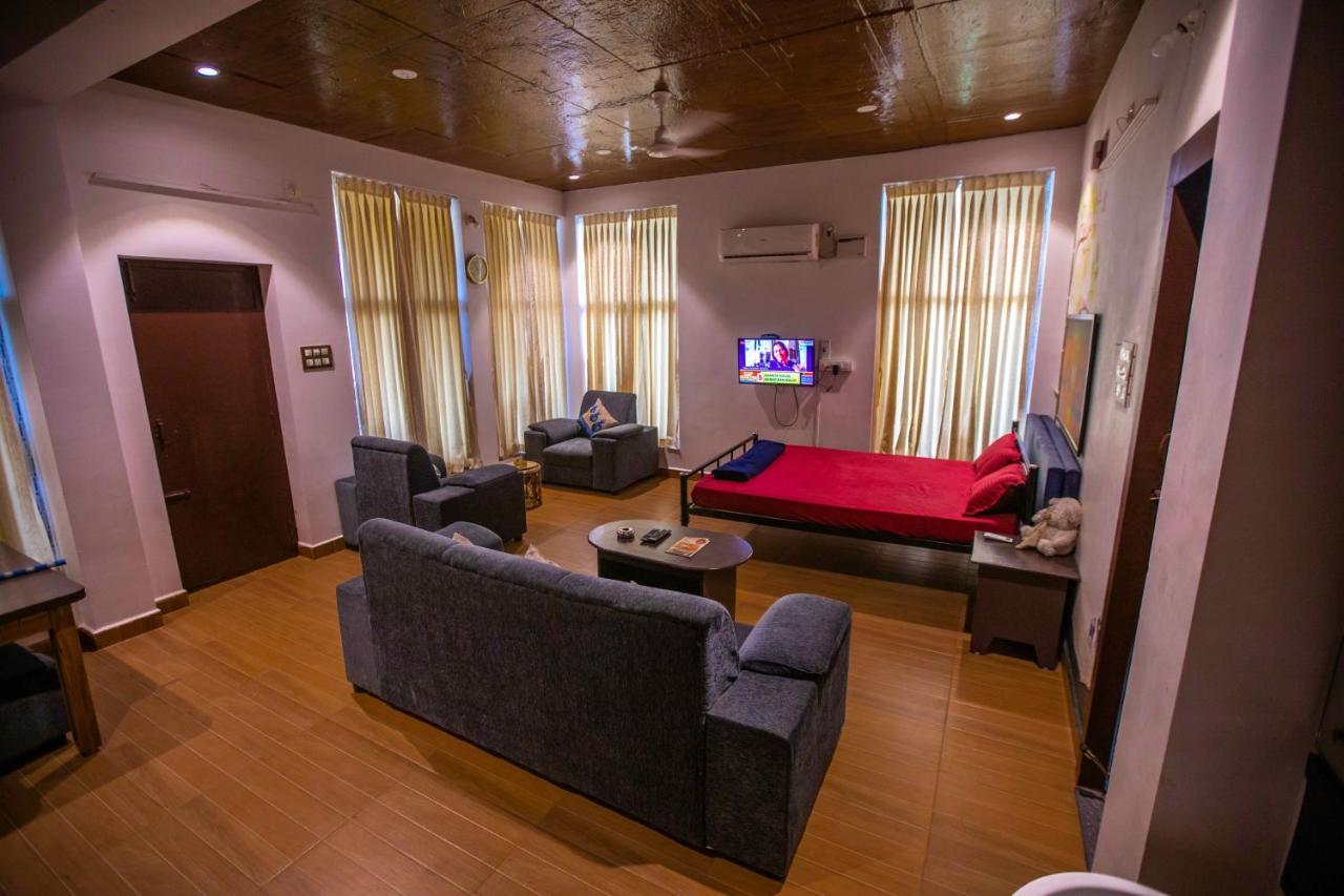 Waves Beach House Puduccseri Kültér fotó