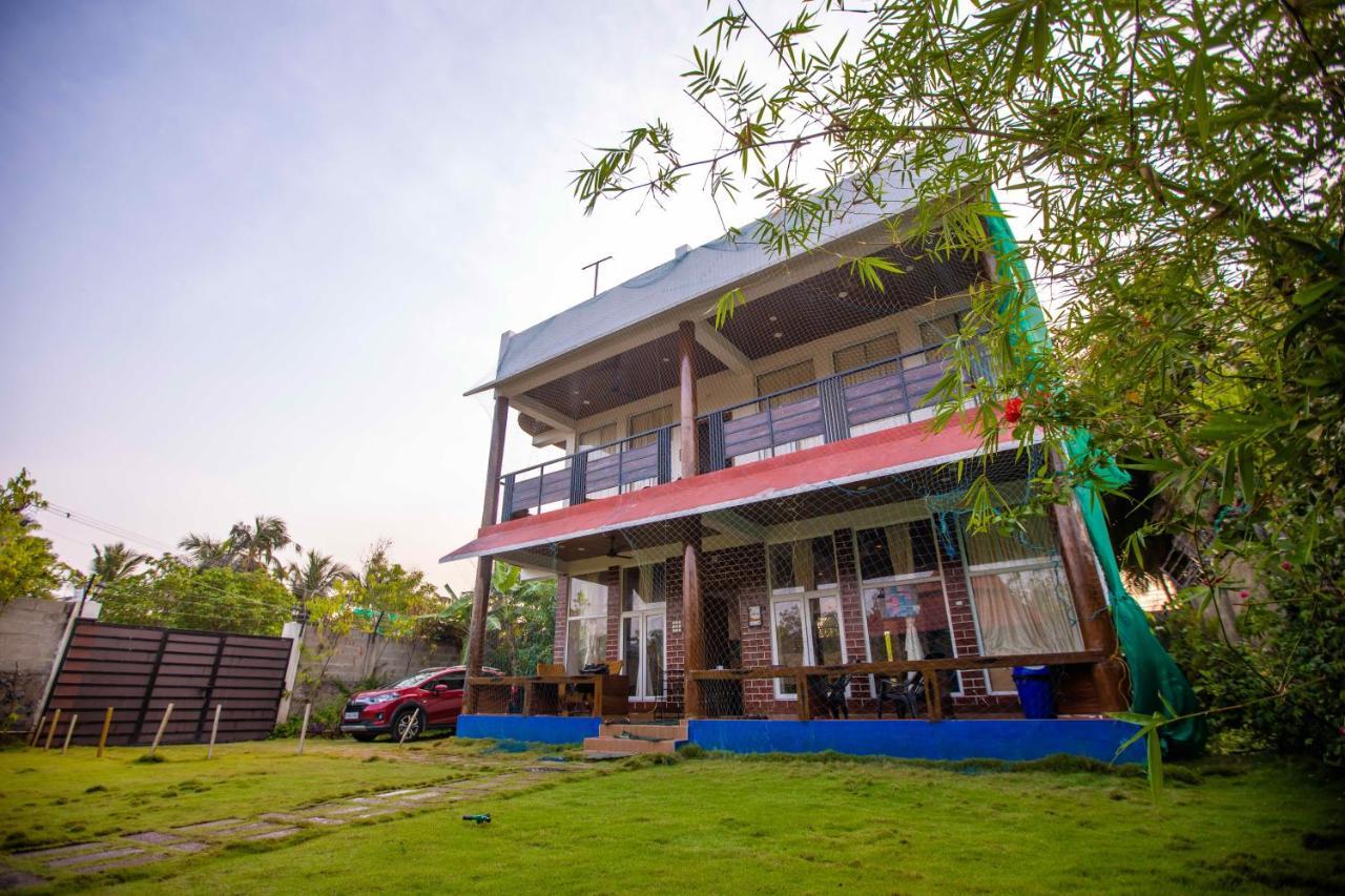 Waves Beach House Puduccseri Kültér fotó