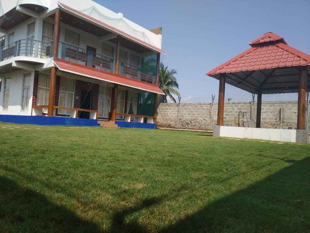 Waves Beach House Puduccseri Kültér fotó